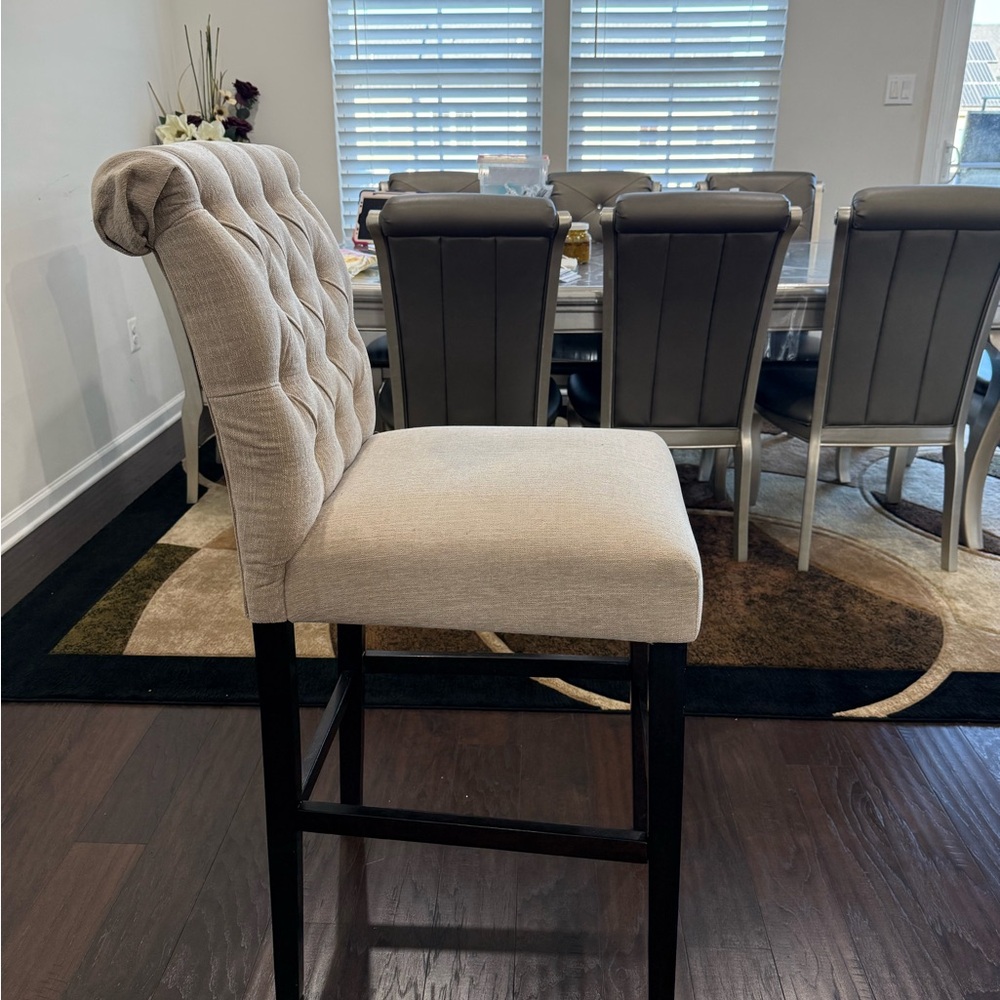 Elegant Cream Tufted Bar Stool